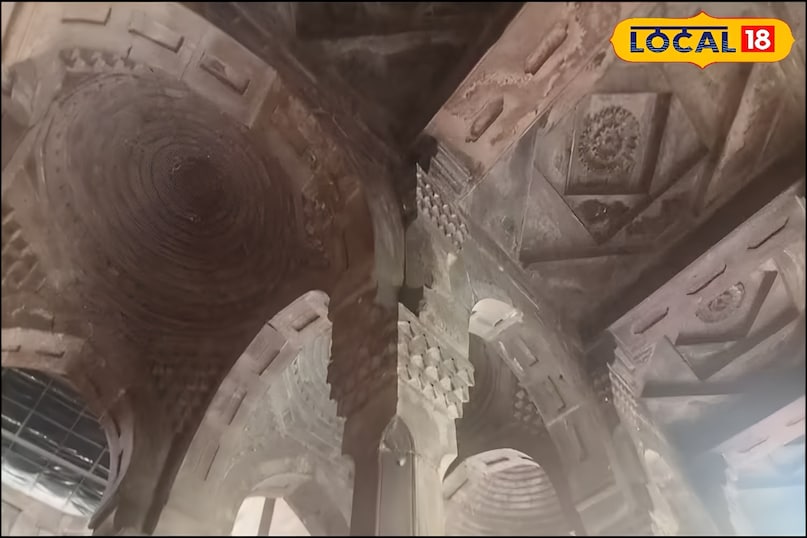 मखदूम जहानिया मस्जिद में मुगल काल की वास्तुकला के कई तत्व देखने को मिलते हैं. इसमें बने मेहराब, गुंबद और पत्थरों की नक्काशी उस दौर की कला को दर्शाते हैं. मस्जिद की बनावट सरल होने के बावजूद प्रभावशाली है. इसकी दीवारों पर की गई कारीगरी और खंभों का संतुलन इसे खास बनाता है. यह मस्जिद उस समय की खूबसूरत कला को दर्शाता है.