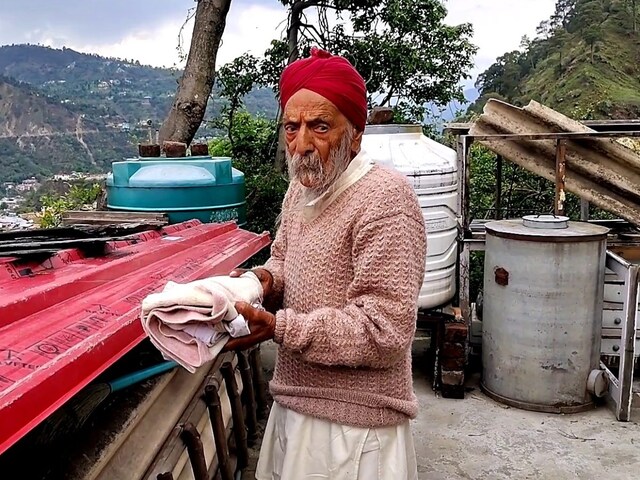 107 साल की उम्र में भी एक्टिव! क्या है हिमाचल के चम्बा के मास्टर प्यार सिंह की सेहत का राज, खुद ही करते हैं अपने सारे काम