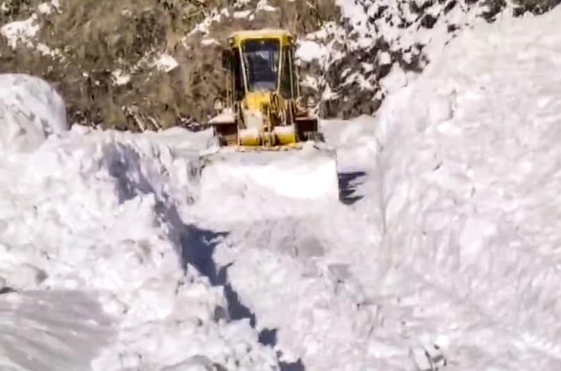 अगर आप हवाई मार्ग से लद्दाख जा रहे हैं तो उससे पहले कुछ बातों को ध्यान अवश्य रखें. लद्दाख में जहां आप घूमने जाएंगे वहां का तापमान बहुत कम हो जाता है. ऐसे में अगर आप अचानक गर्म से ठंड वातावरण में जाएंगे तो शरीर उस हिसाब से इतने कम समय में खुद को तैयार नहीं कर पाएगा. इसलिए एहतियात जरूर बरतना चाहिए. सबसे पहले कम से कम 48 घंटे लेह में आराम करें. उसके बाद ही नुब्रा वैली या पैंगोग लेक जैसी जगहों की यात्रा करें. इससे आपका शरीर मौसम और ऊंचाई के अनुसार ढल जाएगा. अगर आप हवाई मार्ग से लद्दाख जा रहे हैं तो उससे पहले कुछ बातों को ध्यान अवश्य रखें. लद्दाख में जहां आप घूमने जाएंगे वहां का तापमान बहुत कम हो जाता है. ऐसे में अगर आप अचानक गर्म से ठंड वातावरण में जाएंगे तो शरीर उस हिसाब से इतने कम समय में खुद को तैयार नहीं कर पाएगा. इसलिए एहतियात जरूर बरतना चाहिए. सबसे पहले कम से कम 48 घंटे लेह में आराम करें. उसके बाद ही नुब्रा वैली या पैंगोग लेक जैसी जगहों की यात्रा करें. इससे आपका शरीर मौसम और ऊंचाई के अनुसार ढल जाएगा.