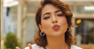 टीवी एक्ट्रेस सुभाषिनी फांसी लगाकर आत्महत्या कर ली है. वह सन टीवी पर प्रसारित होने वाले 'कयल' सीरियल में अहम किरदार निभा रही थीं. उनकी मौत से हर कोई दुखी है. पुलिस मामले की जांच में जुट गई है. कहा जा रहा है कि सुसाइड से पहले उनकी पति से बहस हुई थी. दोनों के बीच फैमिली को लेकर कोई विवाद हुआ था. (फोटो साभारः इंस्टाग्राम @subashini_balasubramaniyam)