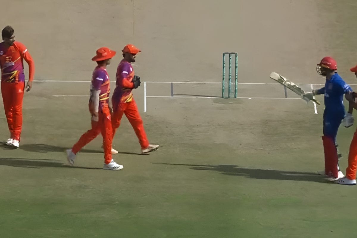 चल निकल... गेंदबाज ने किया इशारा, बैट लेकर मारने दौड़ा बल्लेबाज, मैदान पर हाई वोल्टेज ड्रामा