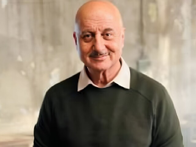 अनुपम खेर ने 30 साल बाद खोला ये बड़ा राज,  शाहरुख खान की फिल्म से जुड़े है तार