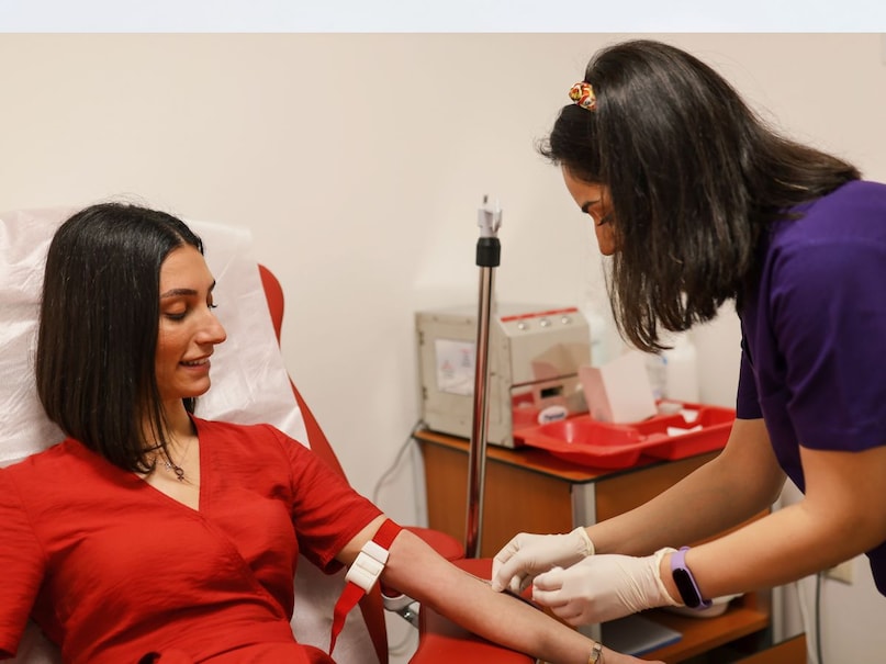 गोल्डन ब्लड ग्रुप वालों का खून इसलिए भी दुर्लभतम होता है क्योंकि Rh (-) वाले लोगों का खून मुश्किल से ही मैच होता है. इसलिए गोल्डन ब्लड वाले लोग उसे आसानी से खून देकर जान बचा सकते हैं. Rh 0 ब्लड ग्रुप में किसी तरह का एंटीजन होता ही नहीं है. इसे इस तरह भी समझ सकते है. सामान्य तौर पर इंसान के खून के लाल रक्त कोशिकाओं में 61 तरह के Rh एंटीजन पाया जाता है. इसी के आधार पर हम ब्लड ग्रुप को 'पॉजिटिव' (+) और न होने पर 'नेगेटिव' (-) कहते हैं. Rh-null ब्लड ग्रुप वाले व्यक्ति के शरीर में 61 में से एक भी Rh एंटीजन नहीं होता. इसलिए इसे किसी भी ऐसे व्यक्ति को चढ़ाया जा सकता है जिसका Rh सिस्टम दुर्लभ हो.