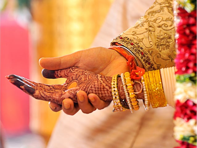 सुहागरात पर ही पति ने दुल्हन को गैरों के हवाले किया, पांच मर्दों ने पूरी रात नोचा-खसोटा, फिर यूं ही छोड़ फरार सुहागरात पर ही पति ने दुल्हन को गैरों के हवाले किया, पांच मर्दों ने पूरी रात नोचा-खसोटा, फिर यूं ही छोड़ फरार