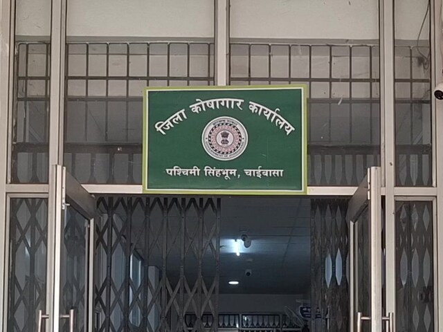 चाईबासा में कंप्यूटर डेटा बदलकर सिपाही ने किया 26 लाख का गबन, दर्ज हुई FIR