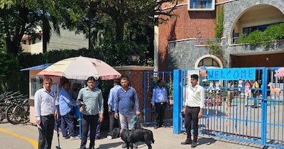 चंडीगढ़ में बम धमाके की धमकी के बाद जांच करती पुलिस.