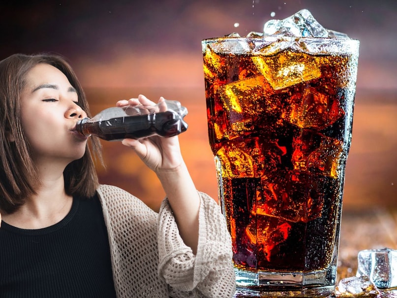 benefits of drinking cold drinks, cold drinks side effects, Is drinking cold drink cool you down, cold drinks and summer heat, best drinks for summer season, how to keep body cool in summer, कोल्ड ड्रिंक्स पीने के फायदे और नुकसान, कोल्ड ड्रिंक्स किसे नहीं पीनी चाहिए, क्या कोल्ड ड्रिंक्स पीने से गर्मी दूर होती है