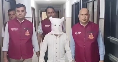 दिल्ली पुलिस की हिरासत में मुखिया गैंग का सरगना. 