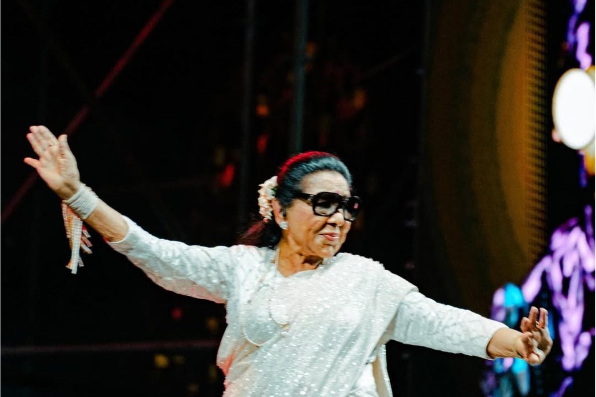 कोल्हापुरी साड़ी की दीवानी थीं आशा ताई: स्टाइल, सादगी और संगीत की पहचान बनीं, देखें उनकी यूनिक फोटोज