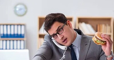 डेस्‍क पर बैठकर खाना खाने के नुकसान सुनकर आपका कलेजा बैठ जाएगा; 