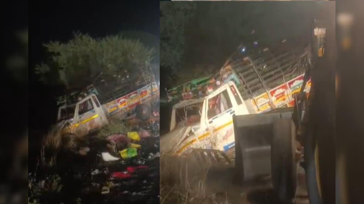 धार में पिकअप वाहन पटलने से दर्दनाक हादसा, 12 लोगों की मौत; मची चीख पुकार,  बिलख रहे परिजन - News18 हिंदी