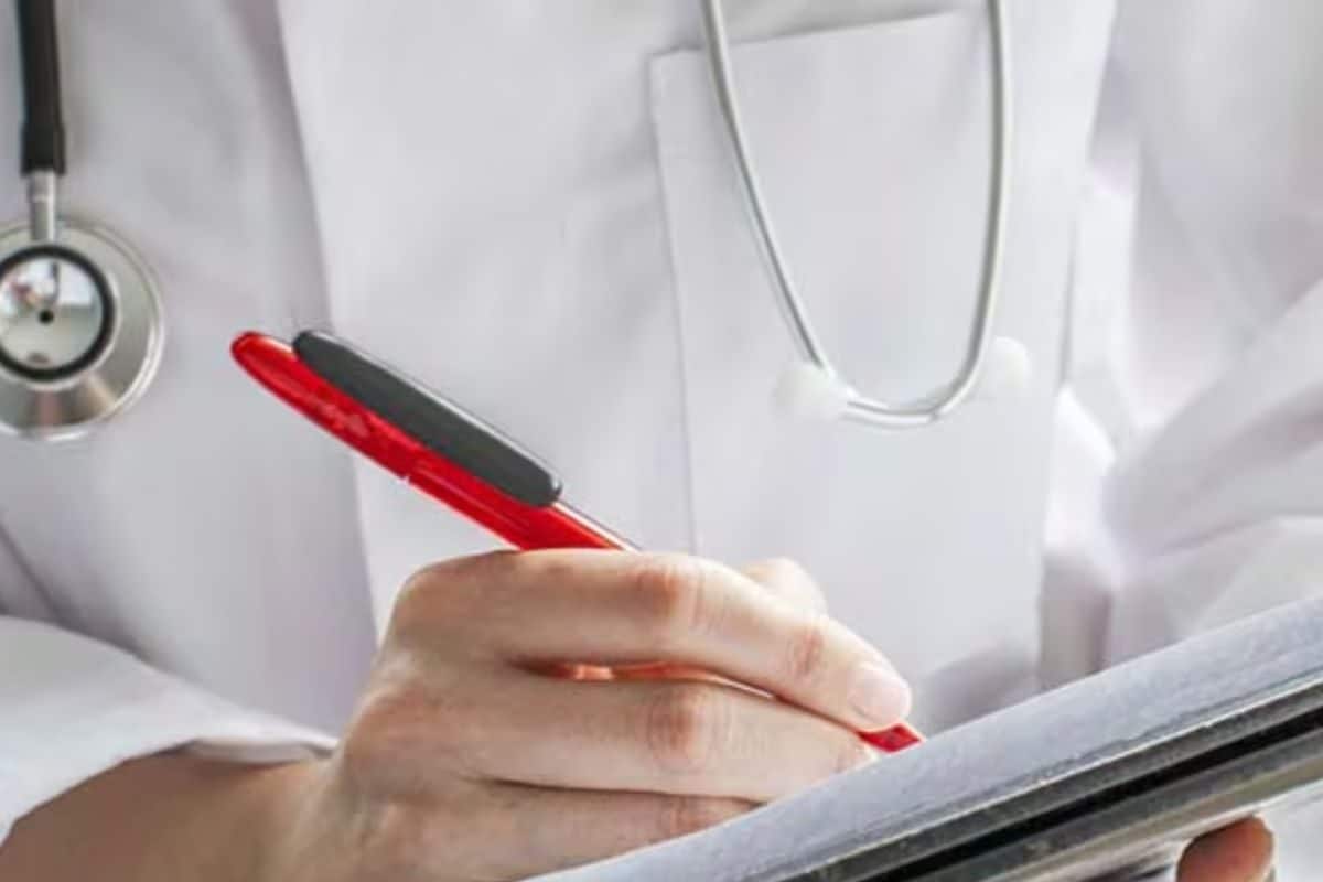 28 साल की मेहनत के बाद भी इतना ही पैसा? सरकारी डॉक्टर की सैलरी सुनकर चौंक जाएंगे आप, वायरल हुआ पोस्ट!