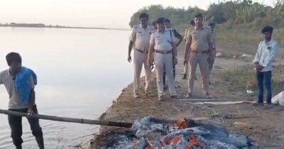 पुलिस ने जलती चिता से शव बरामद किया.