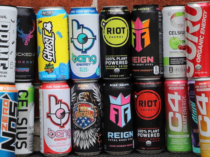 बीएमजे केस रिपोर्ट्स पत्रिका में प्रकाशित एक केस में बताया गया कि एनर्जी ड्र्रिंक के बहुत ज्यादा इस्तेमाल से स्वस्थ व्यक्ति में तीव्र हेपेटाइटिस का पता चला था. उसके शरीर में मुख्य रूप से नियासिन (विटामिन बी3) की उच्च मात्रा मिली थी जिसकी ज्यादा लिवर के लिए जहरीली मानी जाती है. इसके अलावा शोध से पता चलता है कि इन पेय पदार्थों में मौजूद उच्च शर्करा, कैफीन और रासायनिक योजकों का संयोजन लिवर कोशिकाओं में वसा संचय, ऑक्सीडेटिव तनाव और सूजन को बढ़ा सकता है. 