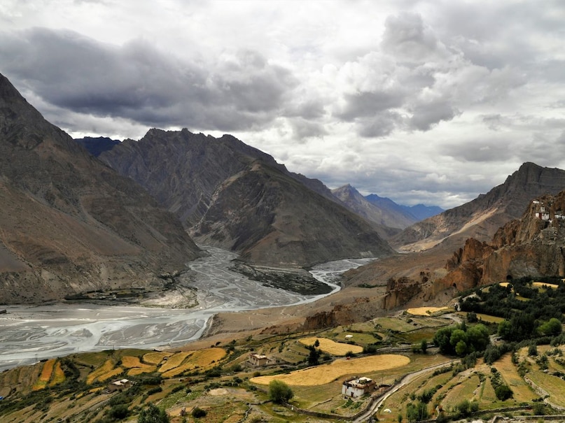 3. खंडाला: लोनावला के पास स्थित खंडाला अपनी खूबसूरत घाटियों और ठंडे मौसम के लिए मशहूर है. यहां आप पहाड़ों के शानदार नज़ारों और शांत माहौल का मज़ा ले सकते हैं.