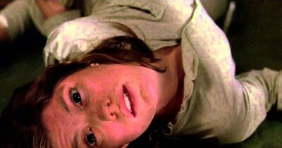 नई दिल्ली: हॉरर फिल्में देखना किसे पसंद नहीं होता, लेकिन जब हमें पता चलता है कि पर्दे पर जो डरावनी कहानी चल रही है, वह असल में किसी के साथ घट चुकी है, तो डर दोगुना हो जाता है. सच्ची घटनाओं से प्रेरित ये फिल्में अक्सर असली भूत-प्रेत, खतरनाक सीरियल किलर्स या ऐसे अनसुलझे रहस्यों पर बनी होती हैं, जिन्हें सुनकर रूह कांप जाए. 'द कॉन्ज्यूरिंग' से लेकर 'साइको' तक, ऐसी कई फिल्में हैं जिनसे असल जिंदगी का खौफ पर्दे पर बयां हुआ है.