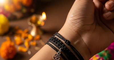 काला धागा पहनने की सही विधि, फायदे और किन राशियों को सावधानी बरतनी चाहिए