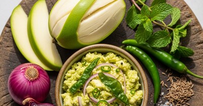 কাঁচা আম ও পেঁয়াজের চাটনি: গ্রীষ্মের সুপারফুড, স্বাদ ও স্বাস্থ্যের এক অসাধারণ মিশ্রণ