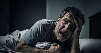 अजगर इंसानों को निगल जाता है. 