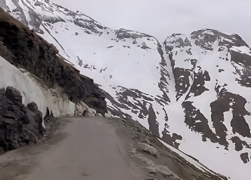 romantic song of Bollywood whose first line is Pahari, jab we met songs, popular jab we met song, jab we met song yeh ishq haye, yeh ishq haye singer shreya Ghoshal, बॉलीवुड का रोमांटिक गाना जिसकी पहली पंक्ति है पहाड़ी, जब वी मेट गाने, लोकप्रिय जब वी मेट गाना, जब वी मेट गाना ये इश्क हाय, ये इश्क हाय गायिका श्रेया घोषाल