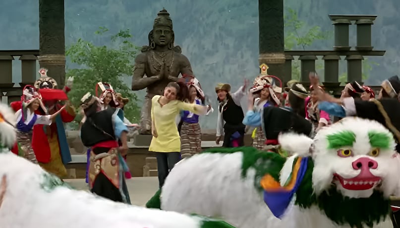 romantic song of Bollywood whose first line is Pahari, jab we met songs, popular jab we met song, jab we met song yeh ishq haye, yeh ishq haye singer shreya Ghoshal, बॉलीवुड का रोमांटिक गाना जिसकी पहली पंक्ति है पहाड़ी, जब वी मेट गाने, लोकप्रिय जब वी मेट गाना, जब वी मेट गाना ये इश्क हाय, ये इश्क हाय गायिका श्रेया घोषाल