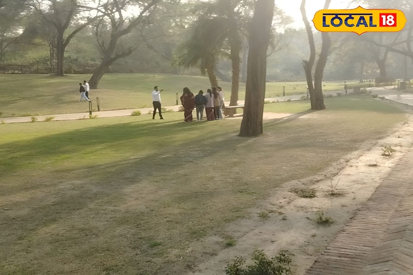 हस्तिनापुर को महाभारत कालीन धरती के तौर पर भी जाना जाता है. ऐसे में यहां आज भी विभिन्न प्रकार के ऐतिहासिक मंदिर बने हुए हैं. जहां लोग देश भर से दर्शन करने के लिए पहुंचते हैं. वही हस्तिनापुर में पांडव टीला भी बना हुआ है. जिसके बारे में कहा जाता है कि कभी यहां महाभारत काल में महल हुआ करते थे. हालांकि आज हस्तिनापुर सबसे ऊंचा स्थान बना हुआ है. पुरातत्व विभाग द्वारा देश को काफी बेहतर तरीके से विकसित कर दिया गया है.