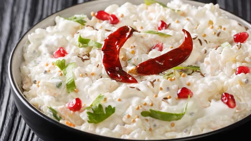 পরিপাকতন্ত্রকে আরাম দেয় দই-ভাত। গাঁজানো দইয়ে দুধের চেয়ে কম ল্যাকটোজ থাকে, ফলে এটি অনেকের জন্য হজম করা সহজ হয়। প্রোবায়োটিকগুলো অন্ত্রে ল্যাকটোজকে আরও ভালভাবে ভাঙতে সাহায্য করে। দইয়ে উপস্থিত প্রোবায়োটিক পরিপাকতন্ত্রের মৃদু প্রদাহ কমাতে সাহায্য করে। দই ভাত সাধারণত সামান্য পাতলা করে এবং হালকা লবণ দিয়ে খাওয়া হয়, যা শরীরে জলের পরিমাণ বজায় রাখতে সাহায্য করে। পরিপাকতন্ত্রকে আরাম দেয় দই-ভাত। গাঁজানো দইয়ে দুধের চেয়ে কম ল্যাকটোজ থাকে, ফলে এটি অনেকের জন্য হজম করা সহজ হয়। প্রোবায়োটিকগুলো অন্ত্রে ল্যাকটোজকে আরও ভালভাবে ভাঙতে সাহায্য করে। দইয়ে উপস্থিত প্রোবায়োটিক পরিপাকতন্ত্রের মৃদু প্রদাহ কমাতে সাহায্য করে। দই ভাত সাধারণত সামান্য পাতলা করে এবং হালকা লবণ দিয়ে খাওয়া হয়, যা শরীরে জলের পরিমাণ বজায় রাখতে সাহায্য করে।