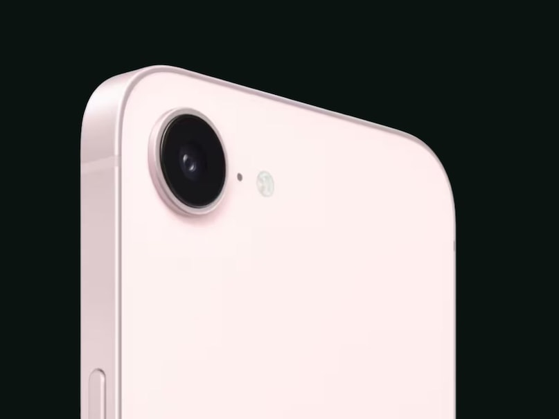 परफॉर्मेंस के लिए इसमें ऐपल का नया A19 प्रोसेसर दिया गया है, जो iOS 26 पर काम करता है. यह प्रोसेसर तेज स्पीड, स्मूद मल्टीटास्किंग और बेहतर बैटरी मैनेजमेंट देता है.