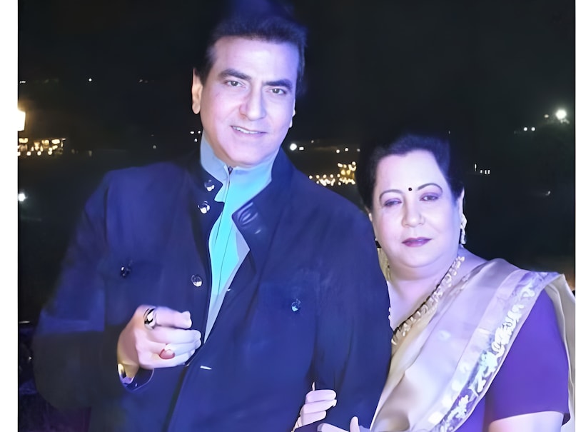 bollywood stars with fan, star fan couple in bollywood, dilip kumar and saira banu, rajesh khanna and dimple kapadia, rekha and mukesh aggarwal, jeetendra and shobha kapoor bollywood stars with fan, star fan couple in bollywood, dilip kumar and saira banu, rajesh khanna and dimple kapadia, rekha and mukesh aggarwal, jeetendra and shobha kapoor