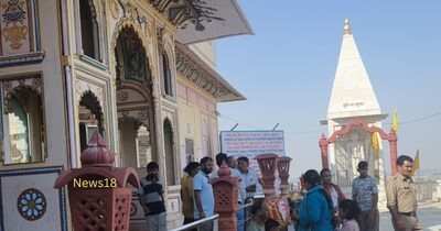 दतिया मंदिर में चोरी के बाद से पुलिस पर सवाल उठ रहे हैं. 