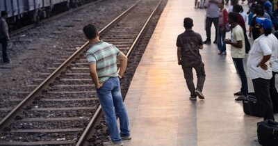 शख्स ने ट्रेन के आगे छलांग लगाई.