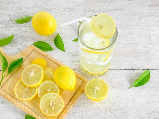 ऐसे लोगों के लिए खतरनाक होता है नींबू पानी, भूलकर भी न करें सेवन, वरना...