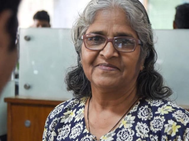 बैंक पहुंची बूढ़ी महिला, बोली- 5 लाख ट्रांसफर करो, कैशियर ने पूछा- अम्मा क्यों