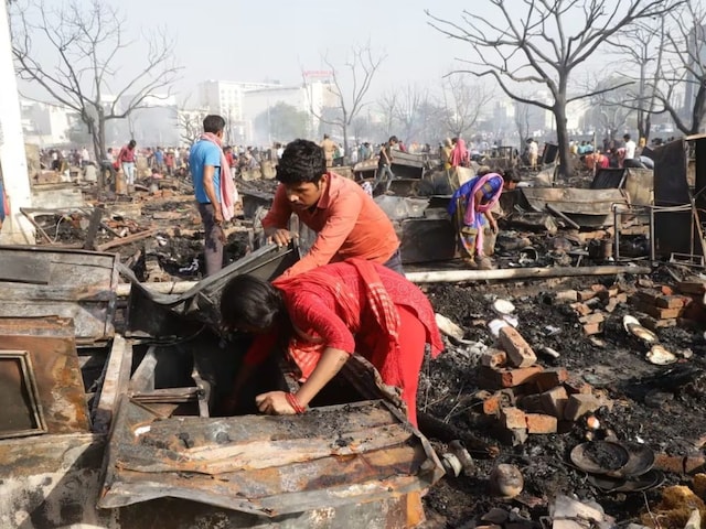 लखनऊ के भीषण आग में जल गईं दो बच्चियां, अब भी कई लोगों की तलाश