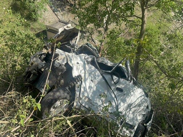 हिमाचल में खाई में गिरी कार, छोटे भाई की मौत, बड़े समेत 2 महिलाएं घायल