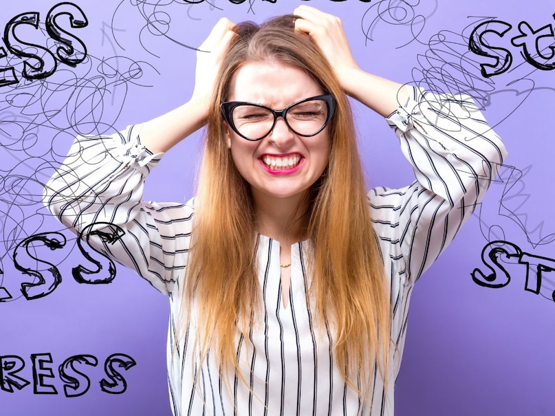 मानसिक स्थिति में बदलाव: डिहाइड्रेशन के कारण थकान, चिड़चिड़ापन या सिरदर्द हो सकता है. इसके विपरीत, हीटस्ट्रोक के कारण भ्रम, दिशा का ज्ञान न होना, ज़बान लड़खड़ाना या कोई प्रतिक्रिया न देना जैसी समस्याएं हो सकती हैं. गर्मी में रहने के बाद मानसिक स्थिति में कोई भी अचानक बदलाव होने पर उसे एक गंभीर चेतावनी का संकेत माना जाना चाहिए.