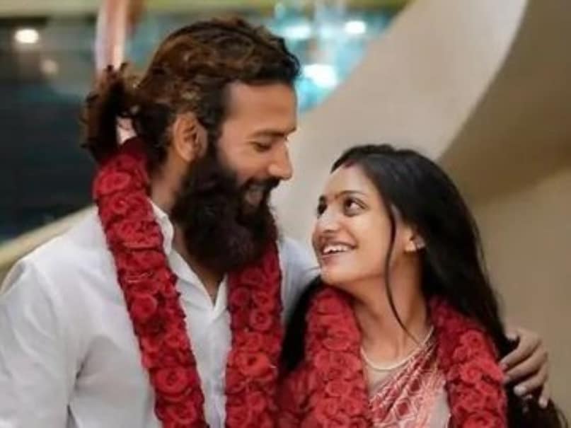 Kumbh Mela Girl Monalisa, Monalisa Bhosle Files POCSO Complaint, Monalisa movie, Monalisa movie the diary of manipur, Monalisa case against Director Sanoj Mishra, Monalisa case on VHP Leader, Monalisa Anil Vilayil, मोनालिसा का सनोज मिश्रा के खिलाफ केस