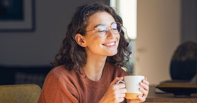 सुबह खाली पेट चाय पीने से एसिडिटी और जलन की समस्या हो सकती है.