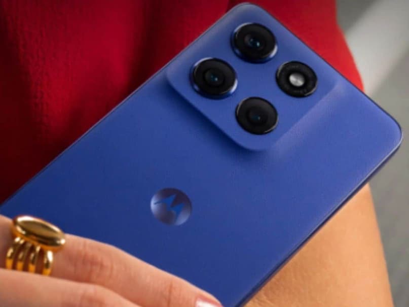 Display and performance-The phone has a 6.7-inch pOLED display, which supports full HD+ resolution and 120Hz refresh rate. Its peak brightness goes up to 3000 nits, due to which the screen is clearly visible even in sunlight. Display and performance-The phone has a 6.7-inch pOLED display, which supports full HD+ resolution and 120Hz refresh rate. Its peak brightness goes up to 3000 nits, due to which the screen is clearly visible even in sunlight.