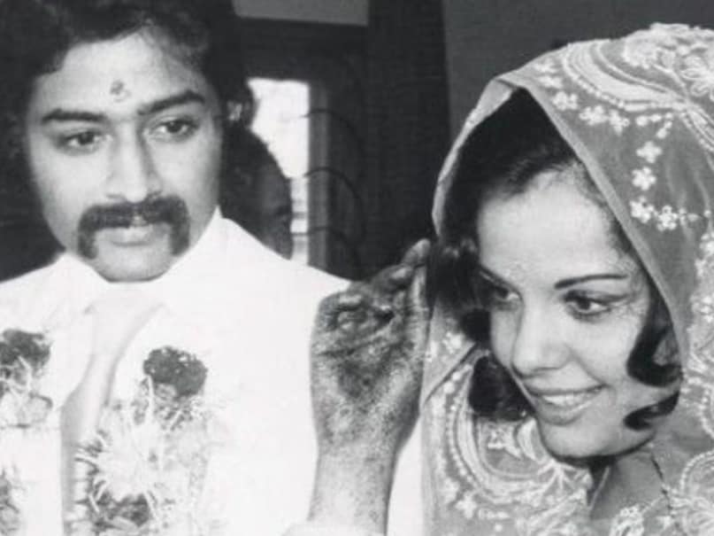 bollywood stars with fan, star fan couple in bollywood, dilip kumar and saira banu, rajesh khanna and dimple kapadia, rekha and mukesh aggarwal, jeetendra and shobha kapoor bollywood stars with fan, star fan couple in bollywood, dilip kumar and saira banu, rajesh khanna and dimple kapadia, rekha and mukesh aggarwal, jeetendra and shobha kapoor