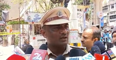 नागपुर में विस्फोटक मिलने की घटना की जानकारी देते पुलिस अधिकारी. 