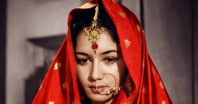  नई दिल्ली. बड़ी-बड़ी आंखों वाली वो हसीना, जिसने करियर में तकरीबन हर बड़े स्टार के साथ काम किया. कपूर खानदान के लाडले शशि कपूर को तो वह रातोंरात स्टार बना गईं. पद्मिनी कोल्हापुरे के मां के रोल में भी वह छा गई थीं.( तस्वीर AI की मदद से बनाई गई है.)