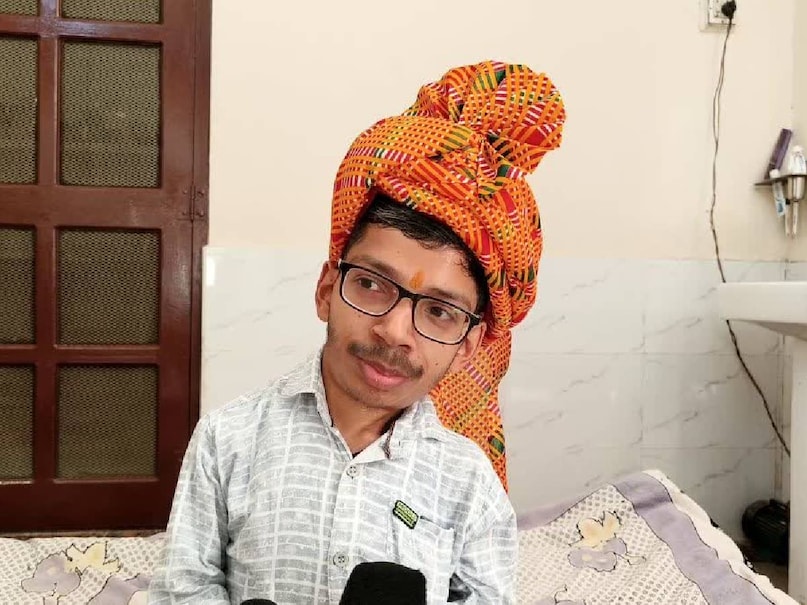 जो शरीर से ठीक से चल फिर भी न पाए लेकिन देश की सबसे कठिन मानी जाने वाली यूपीएससी परीक्षा को क्रैक कर ले, तो यह ऐतिहासिक ही है और हरियाणा के महेंद्रगढ़ के गांव खटोटी कला के रहने वाले दिव्यांग नितीश कुमार ने पांचवी बार में संघ लोक सेवा आयोग की परीक्षा पास कर सच में इस पल को हासिल कर लिया है. नितीश के सफलता की कहानी उन लाखों युवाओं के लिए प्रेरणा का स्रोत है जो परिस्थितियों को कारण बताकर अपने लक्ष्य से पीछे हट जाते हैं. 