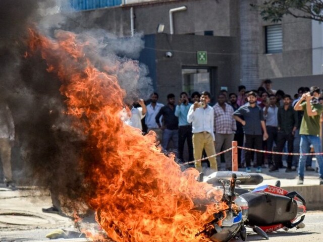 नोएडा में किसने भड़काई आग? खुलने लगी पोल, अबतक 60 गिरफ्तार,  जानें 10 अपेडट