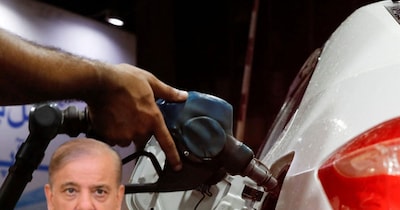 पाकिस्तान में पेट्रोल-डीजल की कीमतों में ऐतिहासिक बढ़ोतरी. (फाइल फोटो Reuters)