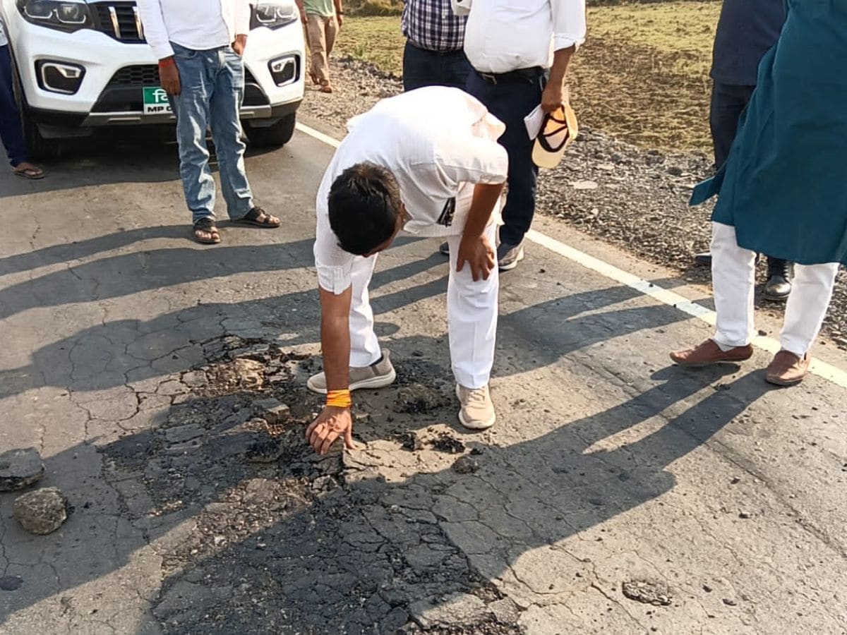 पपड़ी की तरह उखड़ने लगी सड़क, बुरी तरह से आगबबूला हुए विधायक, जमकर लगाई फटकार