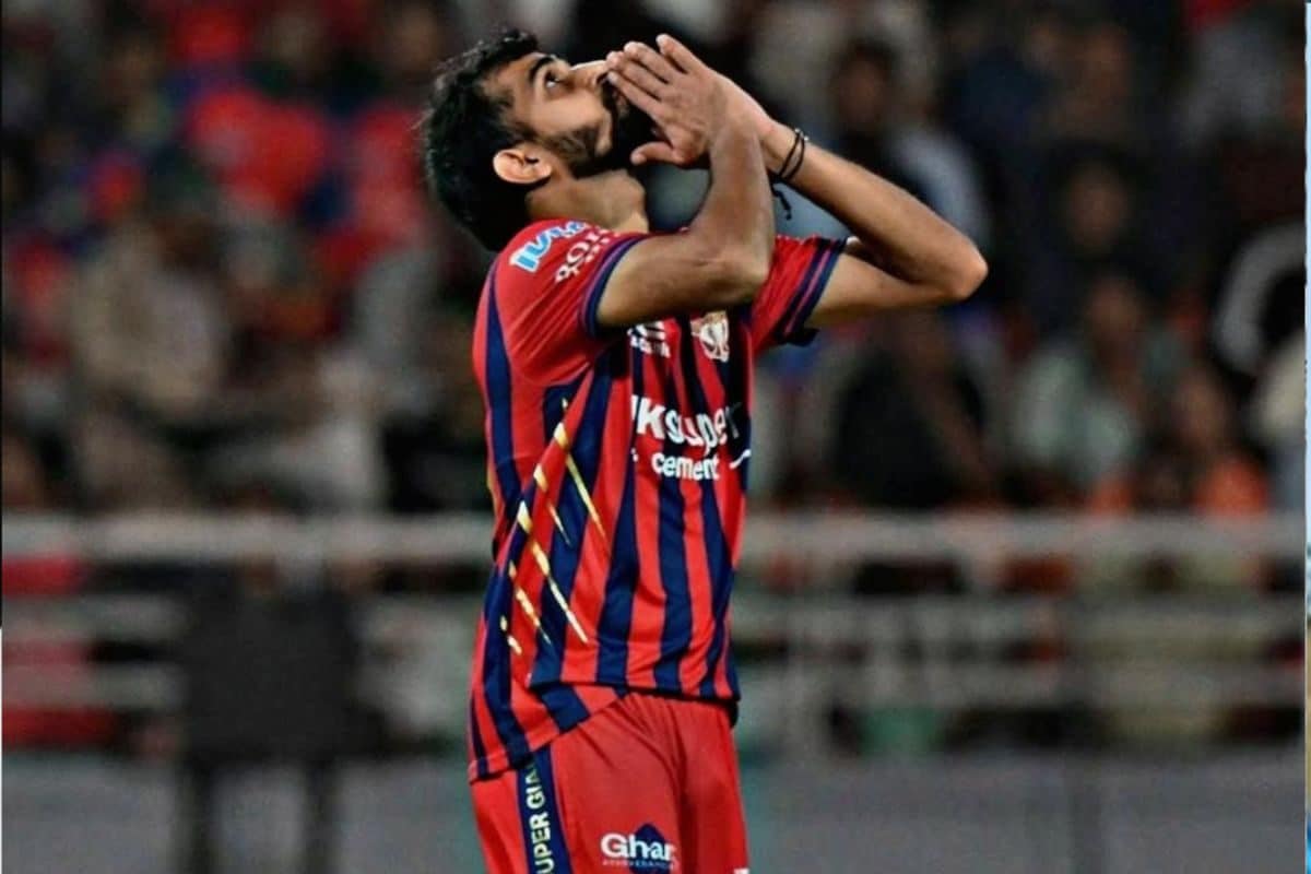 वो आवारा था, गांव में घूमता बंजारा था, फिर छोड़ी बदमाशों की टोली, भरी विकेटों से झोली, यॉर्कर 'प्रिंस' पूरे फिल्मी है