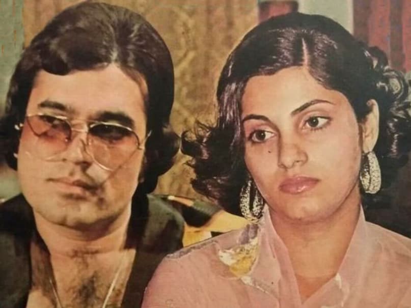bollywood stars with fan, star fan couple in bollywood, dilip kumar and saira banu, rajesh khanna and dimple kapadia, rekha and mukesh aggarwal, jeetendra and shobha kapoor