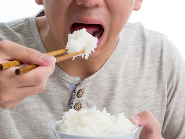 दुबले-पतले लोगों को रात में नहीं खाना चाहिए चावल, राइस खाने का आयुर्वेदिक नियम