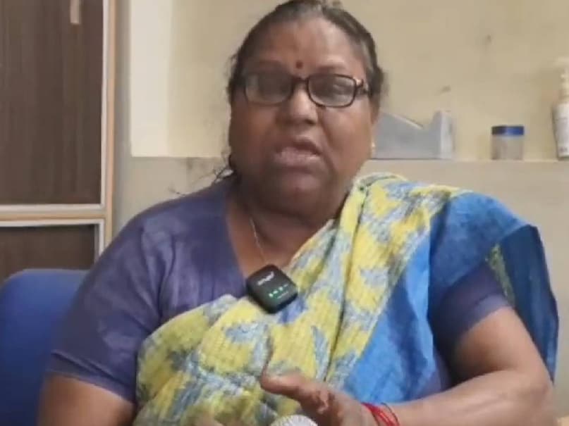 यूपी के सुल्तानपुर की रिशा वर्मा किसी पहचान की मोहताज नहीं हैं, दुनिया को कदमों पर मोड़ने की कूबत रखने वाले चलते-फिरते 40 बच्चे आज उनकी पहचान बन चुके हैं. रिशा खुद दिव्यांग हैं लेकिन उनके हौसले इतने ऊंचे कि उन्होंने अपनी कमजोरी को पीछे छोड़कर 40 बच्चों का भविष्य संवारना शुरू कर दिया. रूरल इन्फार्मेटिव एंड सोशल हार्मोनी अकादमी नाम से 1998 में संस्था की स्थापना कर 2 बच्चों से शुरू कर वे वर्तमान में 40 मानसिक रूप से कमजोर बच्चों को पढ़ा रही हैं. सबसे खास बात है कि इन बच्चों में 6 साल से 45 वर्ष के मानसिक रूप से कमजोर लोग शामिल हैं. 